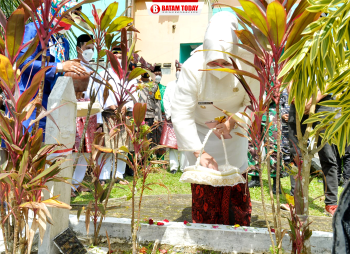 Wagub Marlin saat menaburkan bunga di makam Pahlawan Pembentuk Kepri